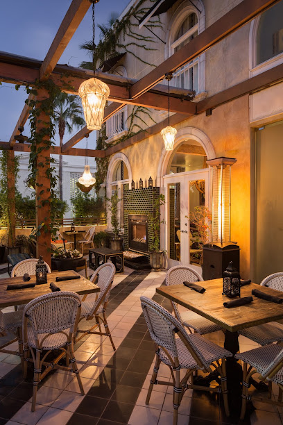 Crescent Hotel Dinning Terrace + Bar — photo 1